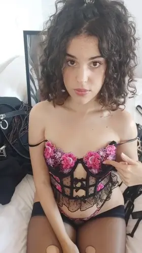 Natural, petite, silly and adorable babygirl for your morning! :)