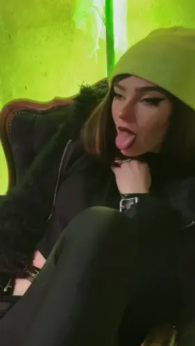 ..fingering myself outside🤤💦