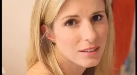 Such a gorgeous MILF that looks hot no matter what she’s doing!