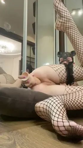 Catwoman prepares her anal hole for superman
