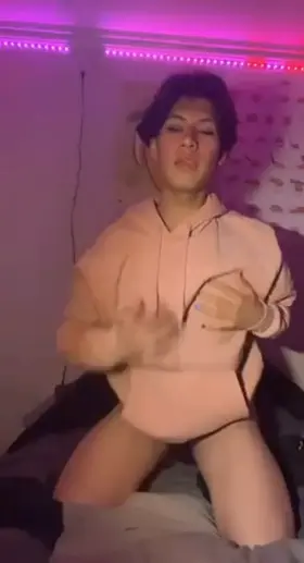 anyone like a femboy butt? (18)