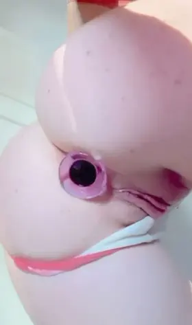 Wearing a plug makes me so wet