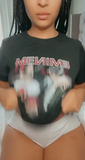 Dropping some titties off. Send those rewards 😉💋