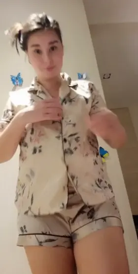 To the 12 guys that likes everything big 🍒🍑 would u jerk off to my nudes if i send some 😈