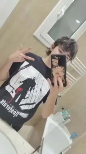 Wearing baggy shirts always deceives tinder dates