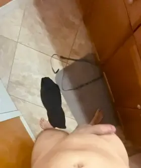 I love swinging my uncut cock and yes thats precum💦