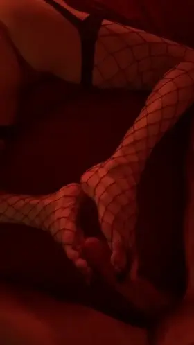 Come on overrr, plenty of foot-friendly content in the holster 😈🖤😈