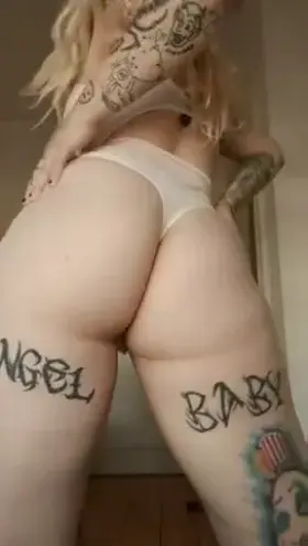 All this ass and no one to worship it want to help??