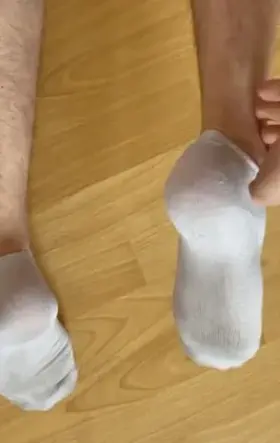 My sweaty teen feet after a walk (19 Bi) 😋🦶🏻