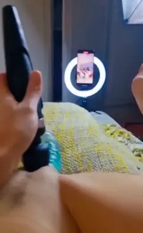 20[F4M]Hit the up arrow & i'll send an instaant nude . Always mood for Sexting..snp: mcole2716