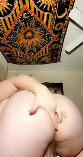 Hard being a slut all alone in this house… someone entertain me 😈😏