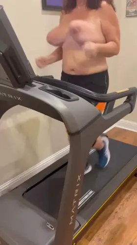 Bouncing Saggars running topless!!!😘