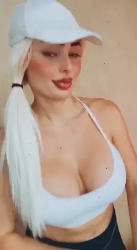 Want me to take my bra off?💕