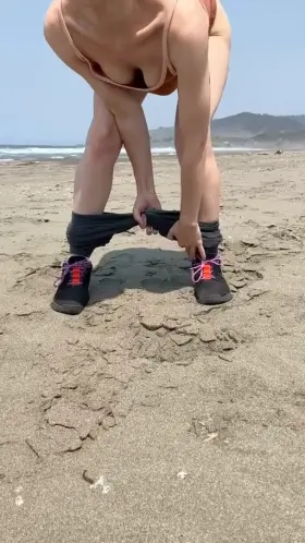 Peeing at the beach 🏖💛
