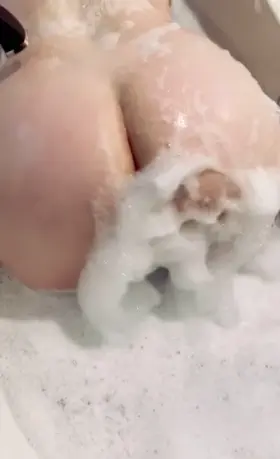 Bubbles & Butts!! 👁🦊