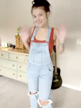 Aren’t these overalls cute?! 🌻