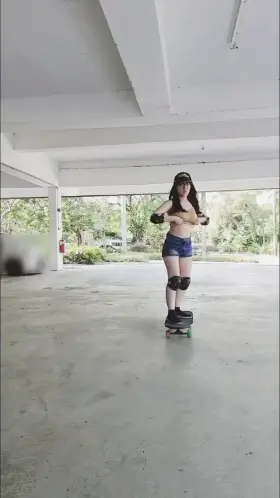 Skateboarding + flashing boobs 🤪