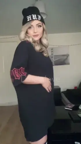 Could my little body seduce you? 😊🌹