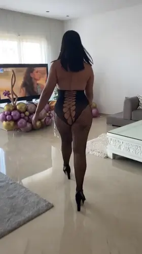 Do we enjoy a phatass mom walk ? OC