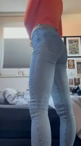 Hope I’m a good girl already🥺 in my skintight Levi’s jeans🥵