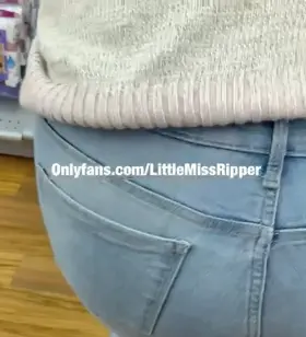 Couldn’t hold in my gas at the store 👸🏻💨