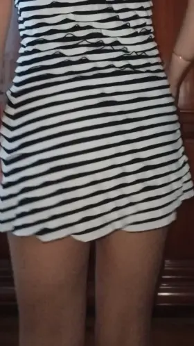 Aimes-tu ce qu'il se trouve sous ma robe? 🙈