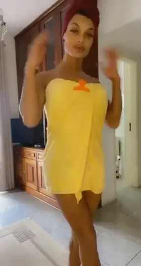 Brazilian babe Magaly Vaz fresh out of the shower