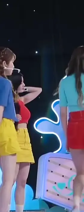 IZ*ONE - Minju fixing her safeties