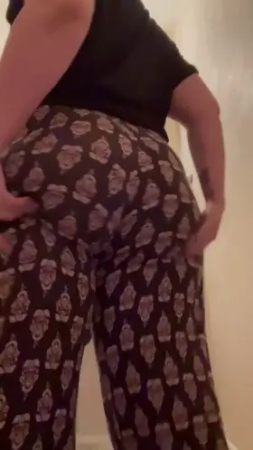 📸 this: we’re at my parents and I send you this from the bathroom. What do you do?