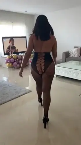 Imagine that North African mom ass jiggle on your face 😈