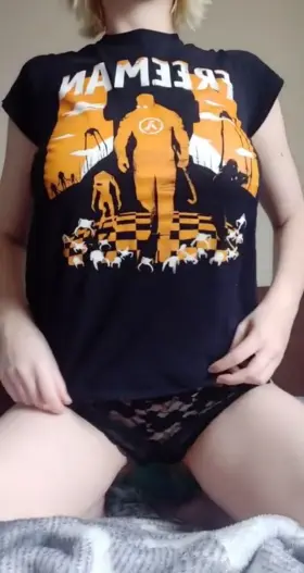 [F] A little titty drop in my half life t-shirt ❤️