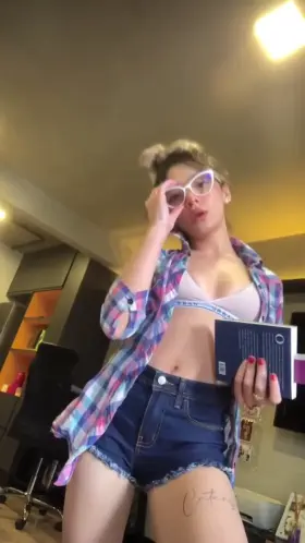 I'm a simple girl: I get bored, I do striptease for older men... Makes sense?💦😛