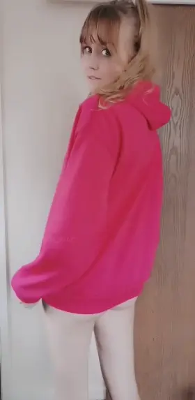 Gå runt naken med bara en stor hoodie är det bästa 😋❤️