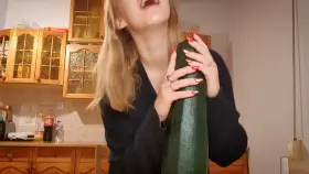 This year the zucchini is very big .. When I took it in my hand ... then ... see for yourself