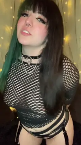 Do you like the fishnets? ❤️