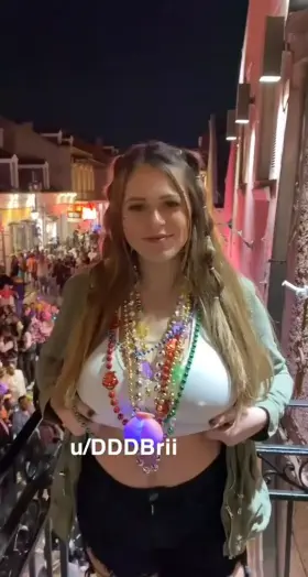 Wanted to show the whole crowd my tits😜📿