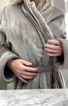 22[F] Arrows up upv*te this if your cock is bigger than 3.5 inches Snpcht: miagih