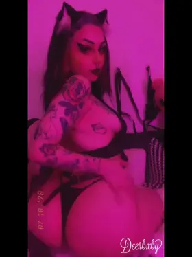 A little bit of side boob is always cute 🖤✨