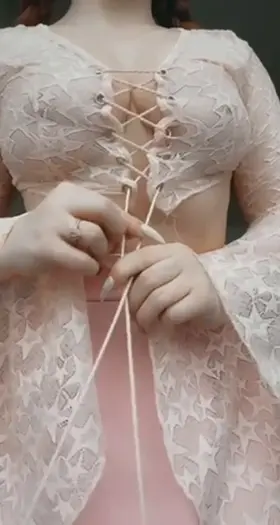 Smol waist, perky titties