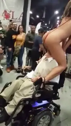 [Wholesome] Adriana Chechik giving a disabled fan a taste and the time of his life