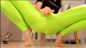 Chaturbate user [f] girlsquirts_ lives up to her name by squirting through green leggings on live