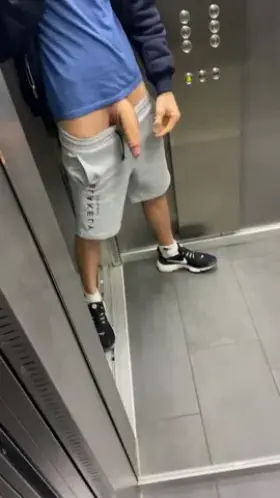 German 🤤Big Cock 🍆Boy in elevator🔥