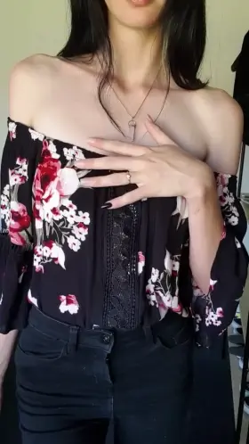 My boyfriend told me not to wear this shirt without a bra so I decided to show you all my tits instead ✌🏼