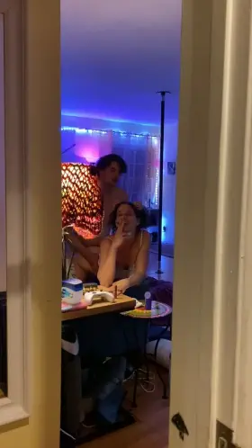 If she smokes she pokes.. mommy has some her time finally with internal finish.. [FM]