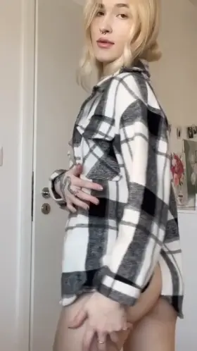 I think I look better naked.. do you agree? 😜