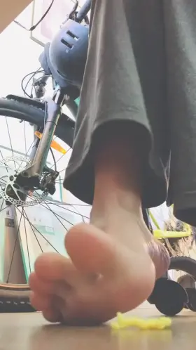 Do you want me to play with you too? 😉🦶🏼