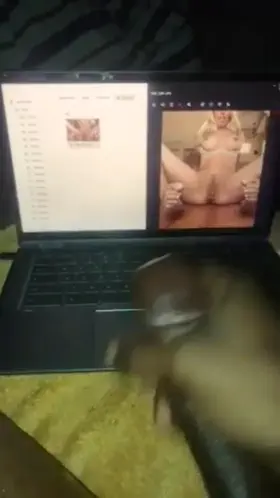 Pretty feet make me bust 😫 if your wife has some then 📱