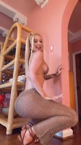 I want Iggy Azalea to bounce her fat ass on my dick like that.