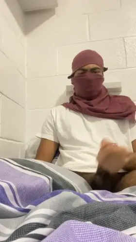 UK Sissies hmu. Need you to milk me in any way you'd like to 😈