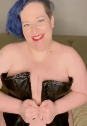 Nothing like freeing the girls from a corset 😅💙